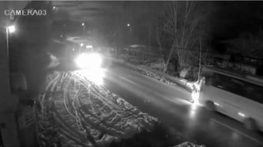 Yolun Karşına Ge&ccedil;en Kadınlara Otob&uuml;s &Ccedil;arptı