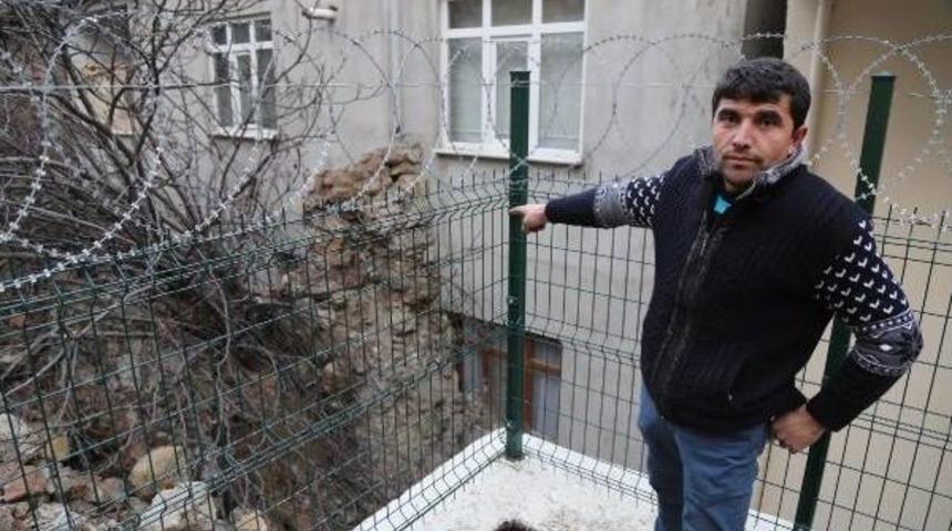 Tarihi Ocağın Duvarları Binanın &Uuml;zerine &Ccedil;&ouml;kt&uuml;