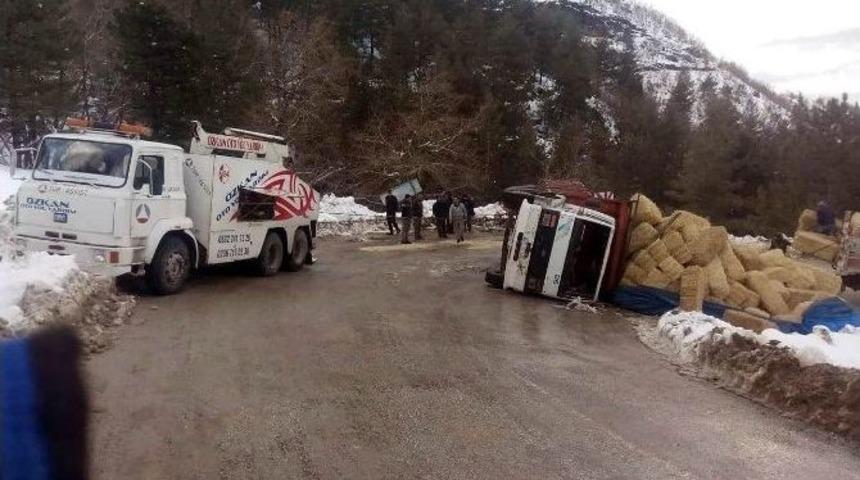 Saman Y&uuml;kl&uuml; Kamyon Devrildi, Yol Trafiğe Kapandı