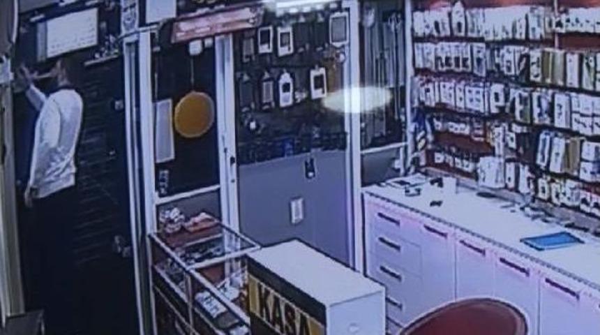 &Ccedil;alıştığı D&uuml;kkanı Soyup Kayıplara Karıştı