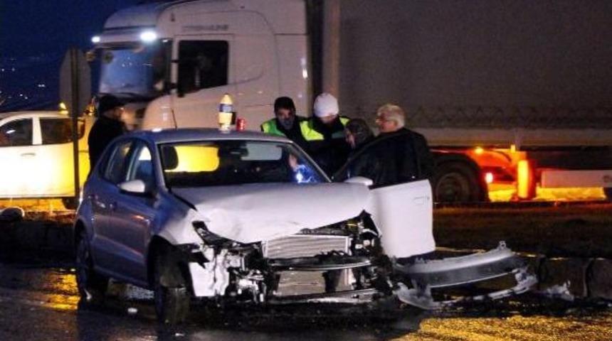 Bolu'da Iki Otomobil &Ccedil;arpıştı: 1 Yaralı