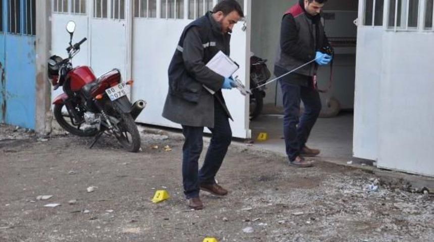 Mobilya At&ouml;lyesini Basıp Eski Ortağı Ile Kardeşini Vurdu