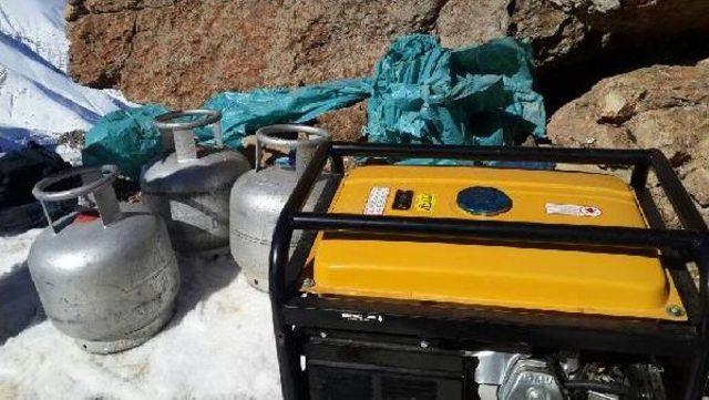 Ter&ouml;r &Ouml;rg&uuml;t&uuml; Pkk Sığınağında Yaşam Malzemesi Ele Ge&ccedil;irildi 3