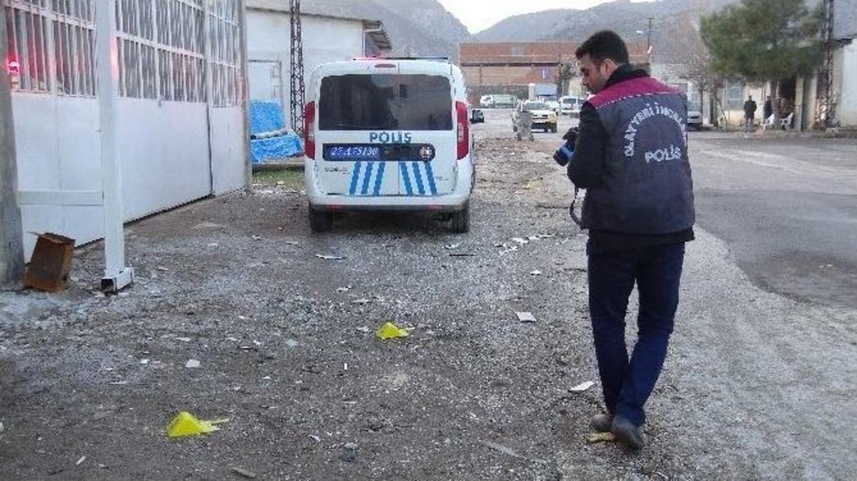 Mobilya At&ouml;lyesinde Silahlı Kavga: 2 Yaralı