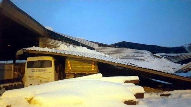 Yoğun Kar Yağışına Dayanamayan Otopark &Ccedil;&ouml;kt&uuml; 1