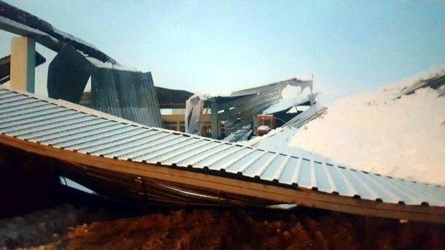 Yoğun Kar Yağışına Dayanamayan Otopark &Ccedil;&ouml;kt&uuml; 3