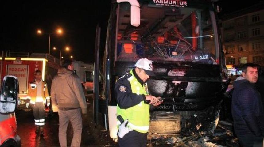 Cenazeden D&ouml;nen Otob&uuml;s Aydınlatma Direğine &Ccedil;arptı: 4 Yaralı