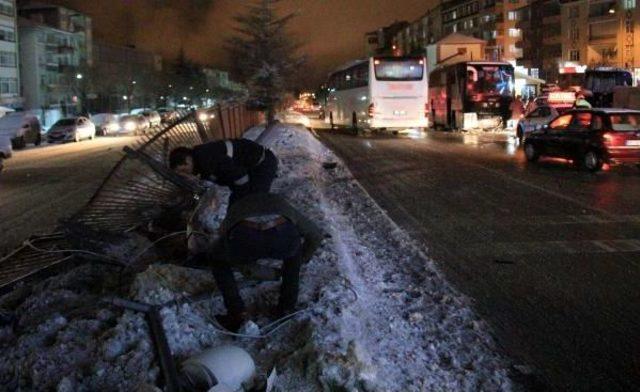 Cenazeden Dönen Otobüs Aydınlatma Direğine Çarptı: 4 Yaralı