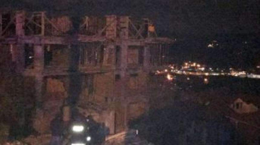 İntihar İ&ccedil;in &Ccedil;atıya &Ccedil;ıkan Genci İtfaiye Ekibi Vazge&ccedil;irdi