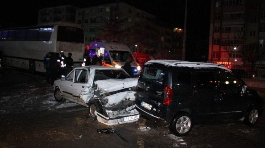 Yozgat&rsquo;ta Yolcu Otob&uuml;s&uuml; Kaza Yaptı: 4 Yaralı