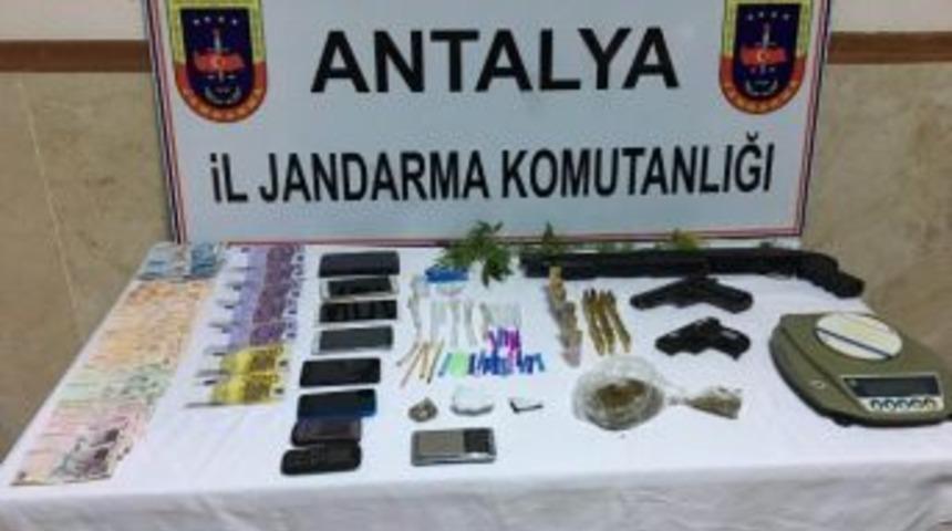 Manavgat’ta Silah, Uyuşturucu Ve Sahte Para Ele Geçirildi