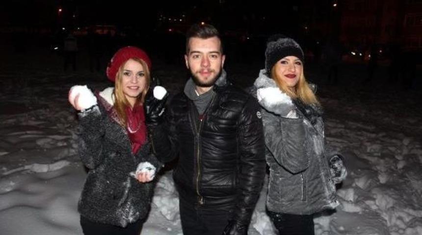 Öğrencilerin Kartopu Ve Kızaklı Kar Keyfi