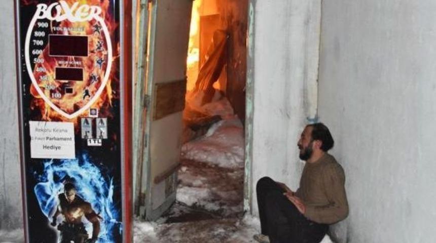 Yanan Barakasını G&ouml;zyaşları I&ccedil;inde Izledi