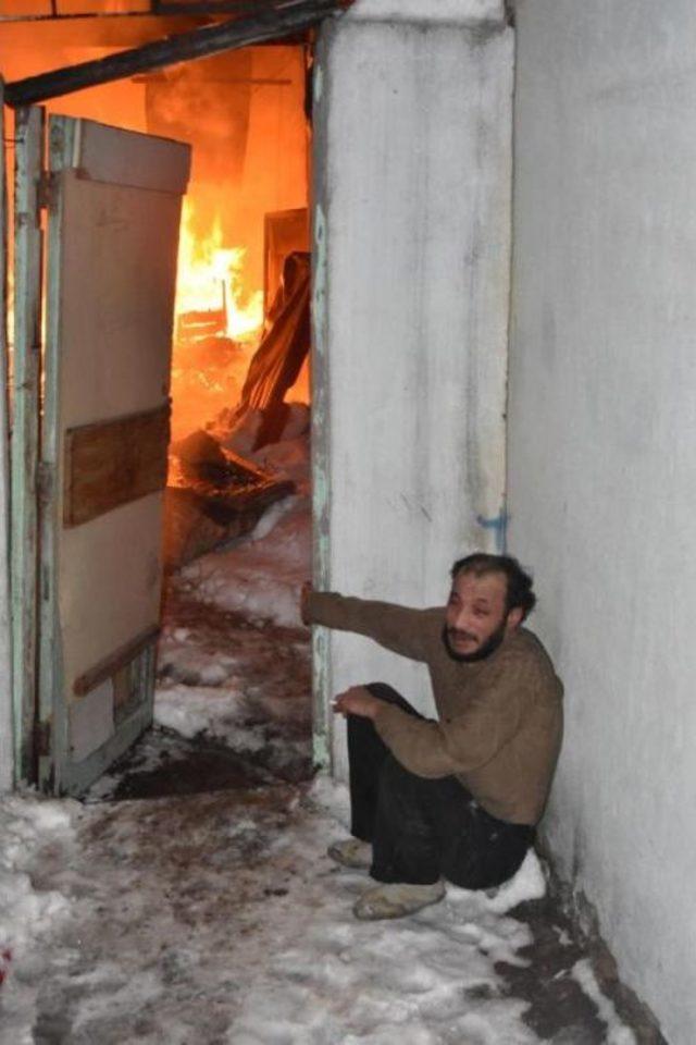 Yanan Barakasını G&ouml;zyaşları I&ccedil;inde Izledi 1