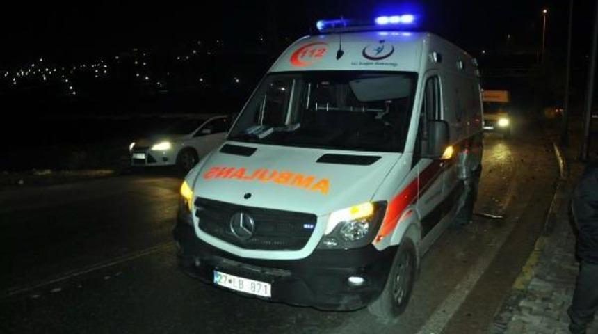 Kazaya M&uuml;dahale Eden Sağlık G&ouml;revlileri Ve Yaralılara Otomobil &Ccedil;arptı: 1 Asker &Ouml;l&uuml;, 4 Yaralı