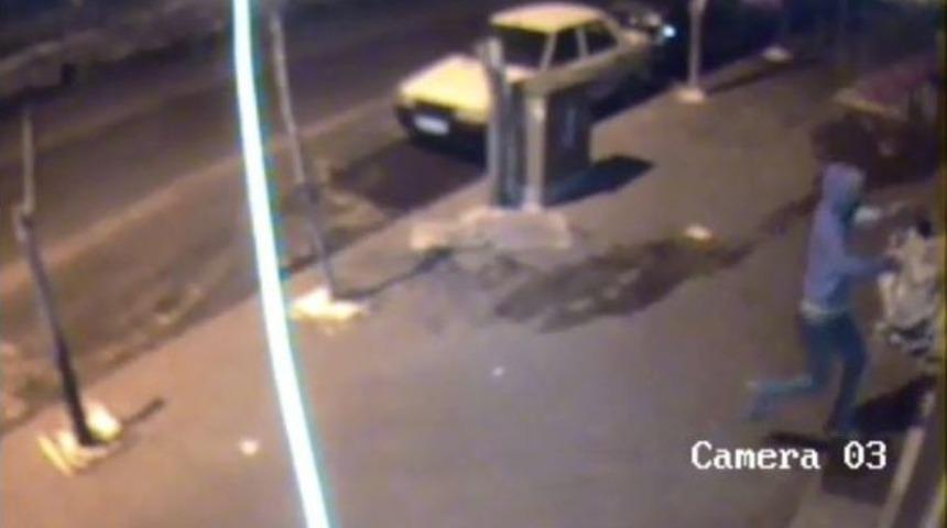 Tekmeyle Camı Kırmaya &Ccedil;alıştı, G&uuml;venlik Kamerasına Yakalandı