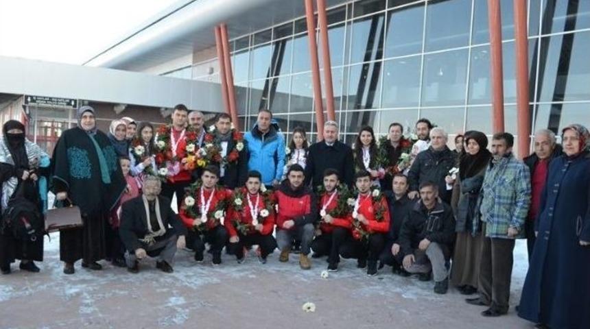 Curling Milli Takımına Coşkulu Karşılama