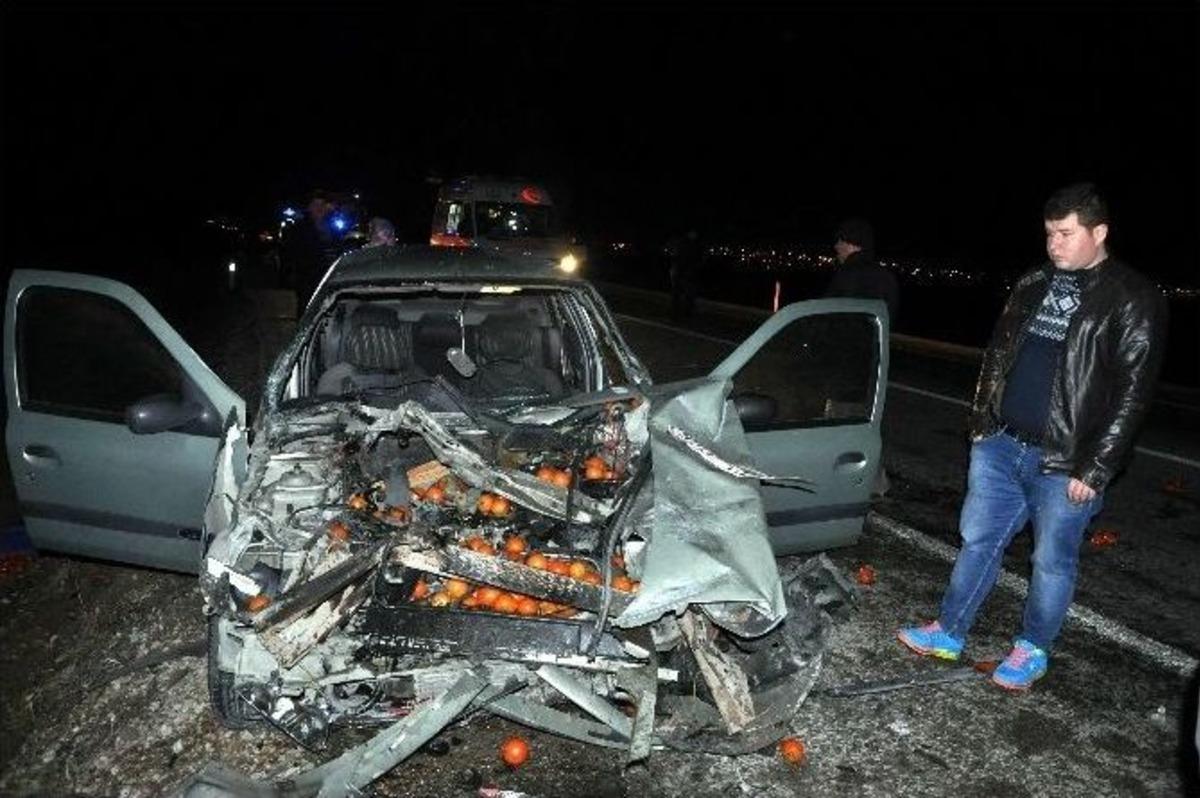 Otomobil, Park Halindeki Kamyona &Ccedil;arptı: 4 Yaralı