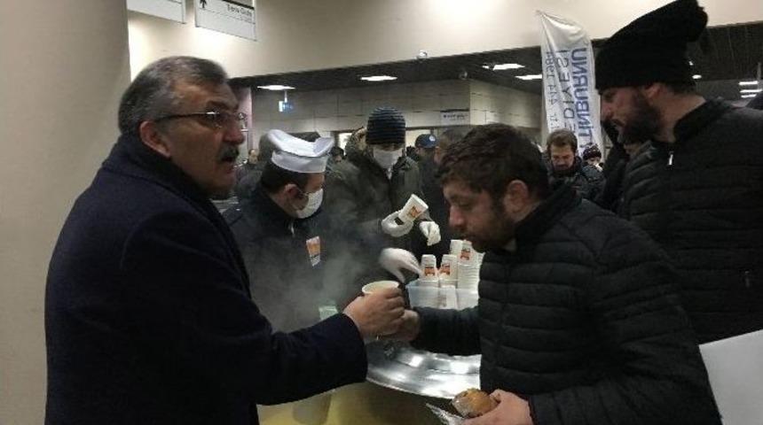 Marmaray&rsquo;da Vatandaşlara Sabah &Ccedil;orbası Dağıtıldı
