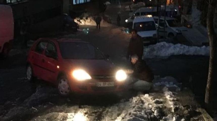 Buzlanan Yollarda Yayalar Ve Ara&ccedil; S&uuml;r&uuml;c&uuml;leri Zor Anlar Yaşadı