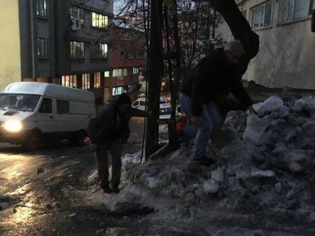 Buzlanan Yollarda Yayalar Ve Araç Sürücüleri Zor Anlar Yaşadı