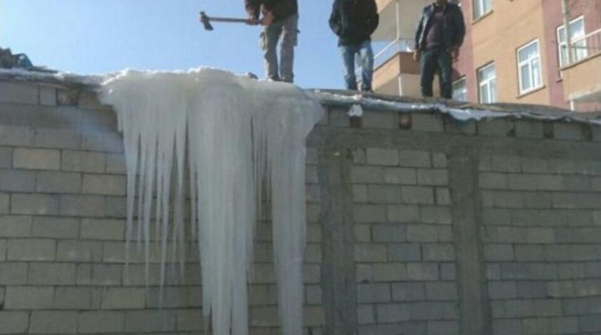 Toprak Evin Damı Buzla Kaplandı