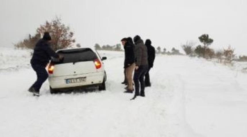 Hisarcık&rsquo;ta &Ouml;ğretmenlerin İ&ccedil;inde Bulunduğu 4 Ara&ccedil; Yolda Mahsur Kaldı