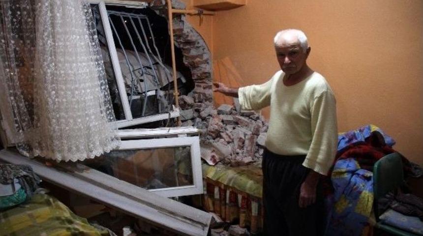 Ekmek Aracı Eve Daldı, Yaşlı &Ccedil;ift Duvarın Altında Kaldı