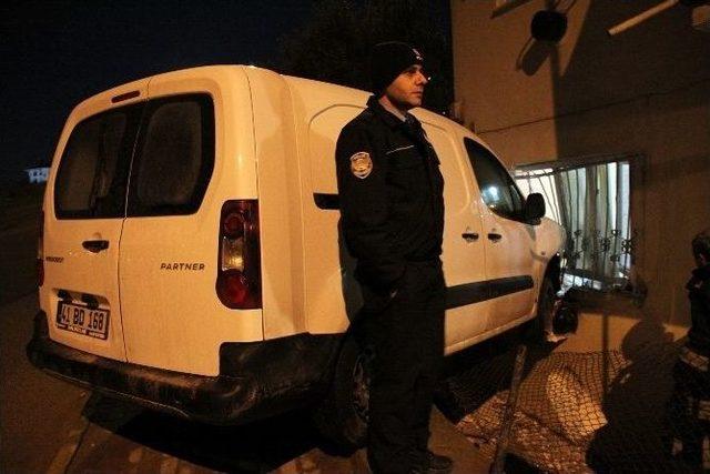 Ekmek Aracı Eve Daldı, Yaşlı Çift Duvarın Altında Kaldı 1