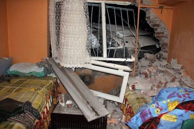 Ekmek Aracı Eve Daldı, Yaşlı Çift Duvarın Altında Kaldı 2