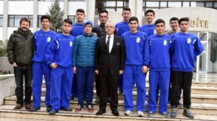 Başkan Kayda&rsquo;dan &Ouml;ğrencilere Yemek S&uuml;rprizi