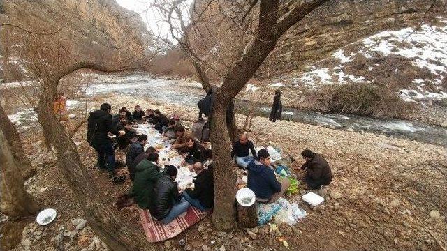 Şemdinli’de Kış Ortası Piknik Keyfi