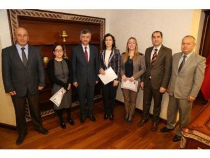 Sezaryanı Tercih Etmeyen Doğum Doktorları &Ouml;d&uuml;llendirildi