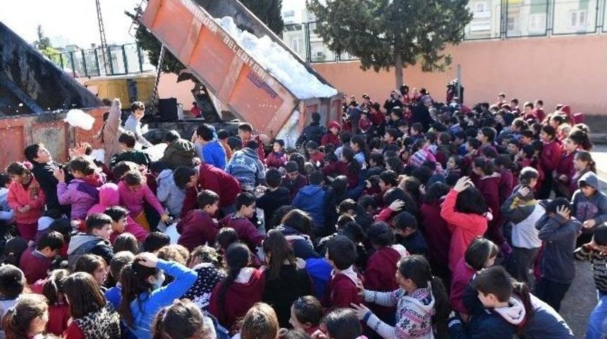 Başkan &Ccedil;etin&rsquo;den &Ouml;ğrencilere Kar S&uuml;rprizi