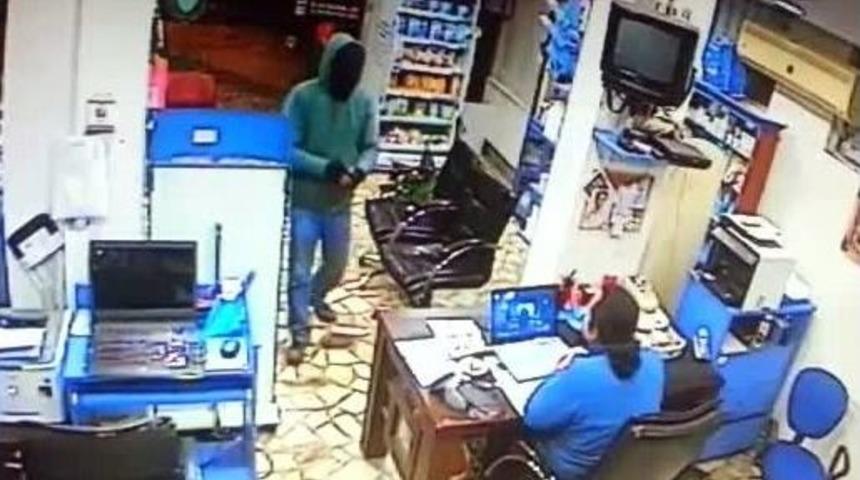 Silahlı Soyguncuya B&ouml;yle Direndi