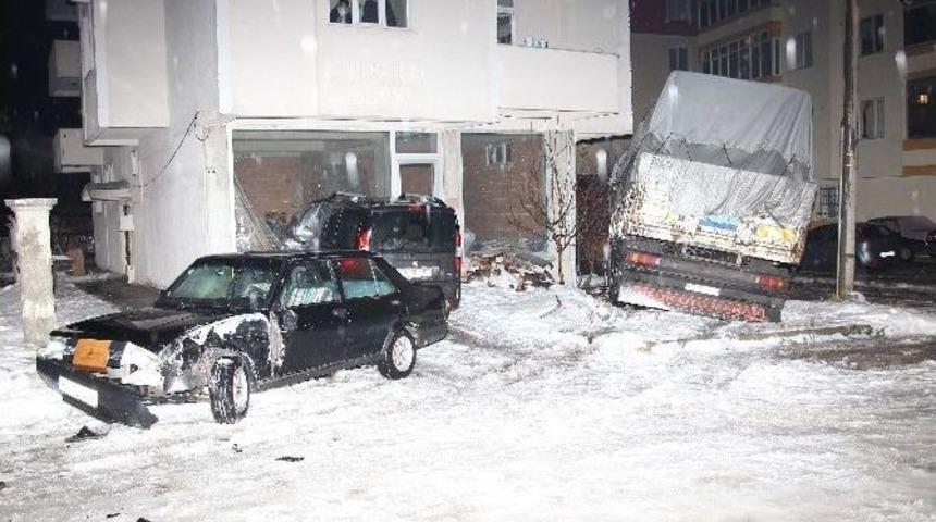 Kar Ve Buzlu Yolda Kayan Kamyon Panik Yaşattı