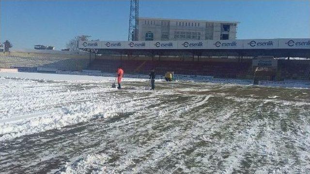 İn&ouml;n&uuml; Stadı&rsquo;nda Kar Temizliği 1