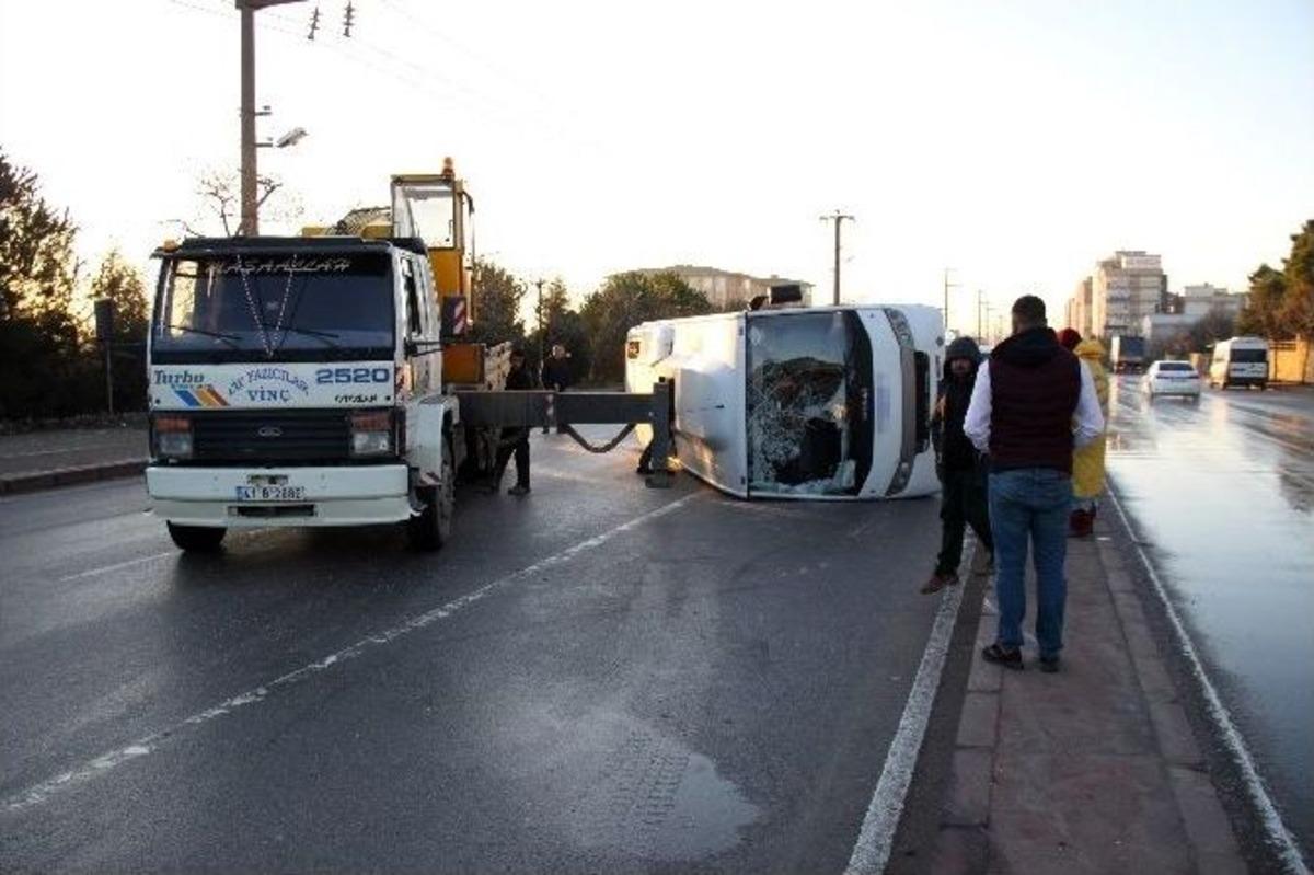 Fabrika İş&ccedil;ilerini Taşıyan Servis Devrildi: 11 Yaralı