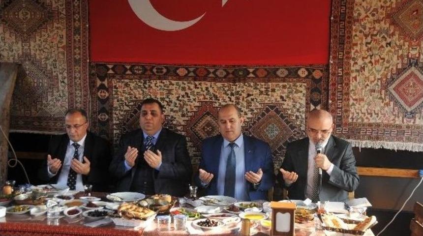 M&uuml;ft&uuml; Erenay: &ldquo;eshab-ı Kehf İslami İlimler Fak&uuml;ltesi Hakkı Tarsus&rsquo;a Verildi&rdquo;