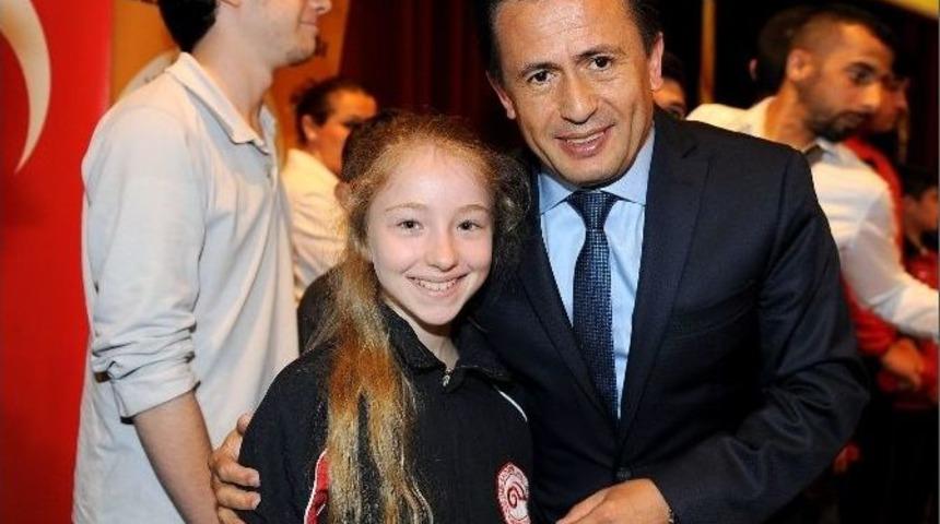 Tuzla&rsquo;nın Sporcu Gen&ccedil;leri Başarıdan Başarıya Koşuyor