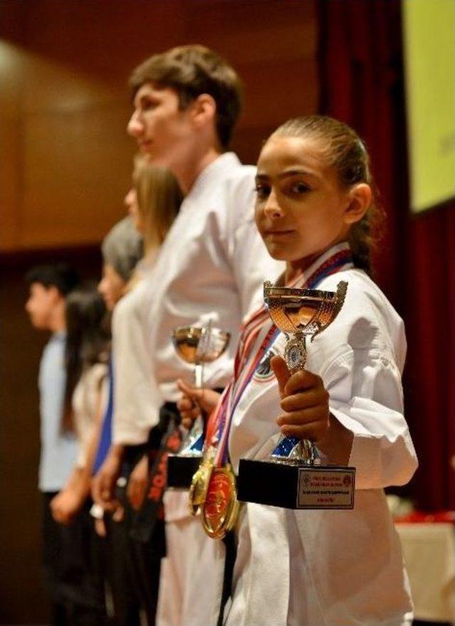Tuzla’nın Sporcu Gençleri Başarıdan Başarıya Koşuyor