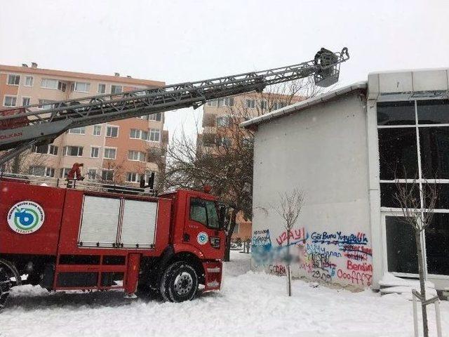 Kediye İtfaiyeci Şefkati