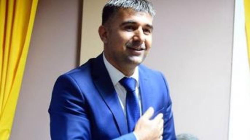 Bitlis&rsquo;teki &Ouml;ğrencilere Ayakkabı İle Mont Yardımı