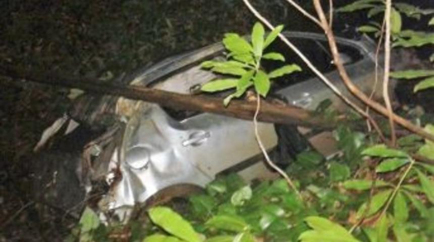 Otomobil 30 Metrelik U&ccedil;uruma Yuvarlandı: 3 Yaralı