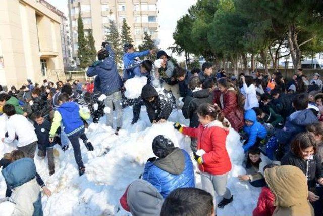  Konyaaltı'nda Okul Bahçesinde Taşıma Kar Heyecanı