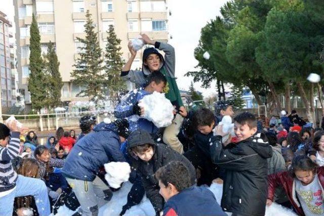  Konyaaltı'nda Okul Bahçesinde Taşıma Kar Heyecanı