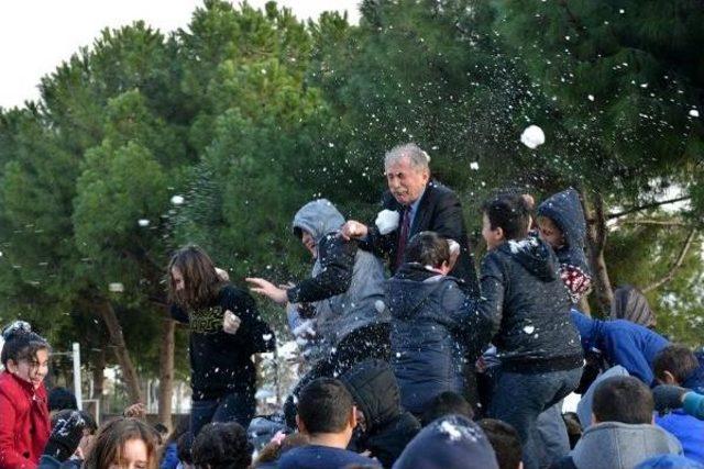  Konyaaltı'nda Okul Bahçesinde Taşıma Kar Heyecanı