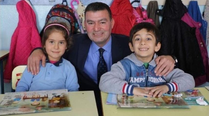 Başkan Akın &Ouml;ğrencilere Oyun Takvimi Hediye Etti