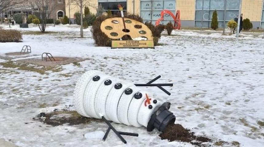 Tahrip Edilen &rsquo;kardan Adam&rsquo; Onarıldı