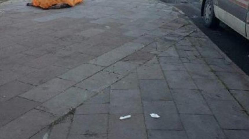 Kaldırımdaki Kadını Ezip Dereye U&ccedil;tu; 1 &Ouml;l&uuml; 1 Yaralı